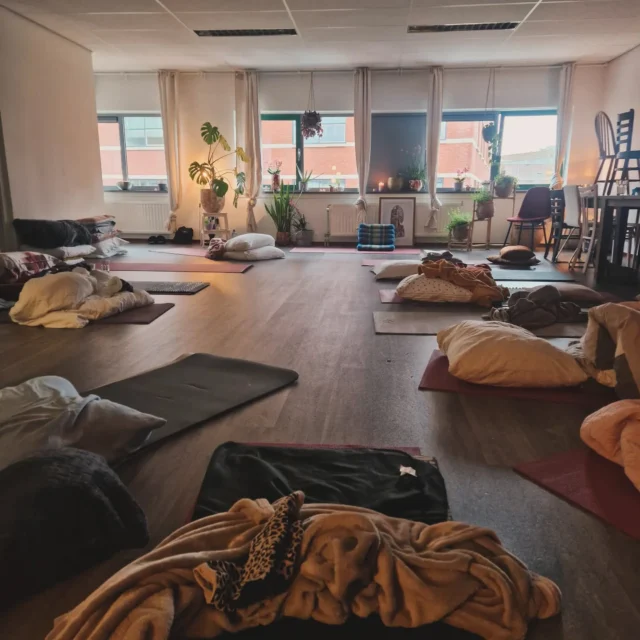 Onlangs mocht ik samen met een team aan begeleiders een verdiepingsweekend #traumawerk verzorgen voor een groep coaches in opleiding bij #instituutvoorcodependentie. 

Trauma wat altijd (!) ligt opgeslagen in het fysieke lichaam en onbewust mentale klachten geeft en onze relaties met onszelf en anderen behoorlijk in de weg kan zitten, kon op een liefdevolle manier worden aangekeken en losgelaten.

Tijdens dit weekend stonden #ademwerk en #traumarelease centraal. De 12 deelnemers doken diep in hun eigen processen door zelf sessies te ondergaan én ze oefenden met het begeleiden van elkaar. Onder mijn leiding heeft het team aan begeleiding een veilige bedding gecreëerd waarin ruimte was om #lostelaten en #toetelaten.

Via de kracht van #traumarelease, #bodywork en een #verbondenademsessie.

📍Organiseer jij een #retreat, een #teamdag of een #workshop, wil je bijvoorbeeld een #ademsessie integreren in jouw teamdag met de juiste begeleiding? Neem gerust contact met mij op via #linkinbio

#ademwerk #teamdag #Groepswerk #workshop #coaching #trainer #opleiding #therapie
