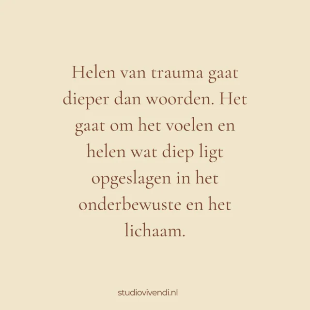 Trauma helen vraagt meer dan het gesproken woord.

Veel van wat je nu ervaart – angsten, verdriet, spanning – heeft wortels in je vroege leven. Je hoofd is het misschien vergeten, maar je onderbewustzijn en cellulaire geheugen van het lichaam herinneren zich alles. Het lichaam draagt wat het verstand heeft moeten onderdrukken om te overleven.

Uit onderzoek weten we dat 95% van ons gedrag onbewust gestuurd wordt. Daarom is alleen inzicht zelden genoeg.
Patronen doorbreek je niet met denken – maar met doorvoelen wat ooit is onthouden en opgeslagen.

In mijn praktijk zie ik het dagelijks: Mensen die ‘dachten het te hadden verwerkt’, raken tijdens lichaamsgerichte sessies ineens aan iets ouds. Iets dat nooit afgemaakt is. Ooit niet gevoeld kon worden. 

En dáár begint de heling. Niet in het snappen, maar in het doorvoelen. Om een gebeurtenis écht te verwerken, heeft het nl. altijd een weg door het lichaam nodig.

Kijk gerust op mijn website om meer te lezen over een coaching traject waar ik je bij dit proces bij begeleid.

#traumaheling #lichamelijkbewustzijn #holistischetherapie #lichaamsgerichtecoaching #rouwverwerking #verlies #zelfontwikkeling #studiovivendi #voelwatjeleeft #innerlijkwerk