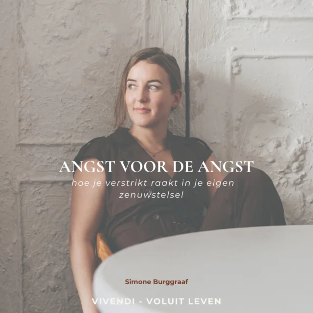 Niet de situatie is het probleem, maar je lijf dat zich alvast schrap zet voor wat misschien komt. 
Voor de paniek, het verlies van controle, die ene ervaring wat je ooit hebt meegemaakt en waarvan je onbewust denkt: dat moet ik nooit meer voelen.

En dus gaat je systeem al in de alarmstand vóórdat er iets gebeurt.
Je adem versnelt. Je hartslag stijgt. Je wordt hyperalert.
Je scant je binnenwereld: voel ik iets? komt het op? moet ik ingrijpen?

En juist dat innerlijke checken — die drang om het vóór te zijn — zet het hele stresssysteem verder aan.

Je raakt verstrikt in een kringetje:
Je schrikt van wat je voelt → je spant aan → je voelt meer → je schrikt opnieuw.

Het klinkt tegenstrijdig, maar je lijf doet precies wat het geleerd heeft: beschermen tegen wat ooit te veel was. 

En zo raak je in paniek… omdat je paniek probeert te voorkomen.

Wat helpt?
Niet ‘rustig worden’ of ‘even ademhalen’ (al wordt dat vaak gezegd).
Wat helpt is langzaam, heel langzaam, leren voelen in het nu dat dat veilig is - zónder overweldigd te raken. Zonder jezelf te verlaten. Gereguleerd. Je zenuwstelsel iets nieuws laten ervaren. In contact. Met zachtheid. Met iemand naast je, die niet schrikt.

In mijn nieuwste blog lees je hoe ademtherapie en lichaamswerk kunnen helpen bij angst en paniek. #linkinbio

#angstvoorangst #traumawerk #paniek #zenuwstelsel #lichaamsgericht #echtheid #zelfregulatie